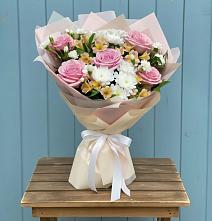 Букет цветов из:  Гвоздики, Орхидеи и Розы в Параньге