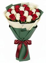 Букет Микс из красных и белых роз в Параньге