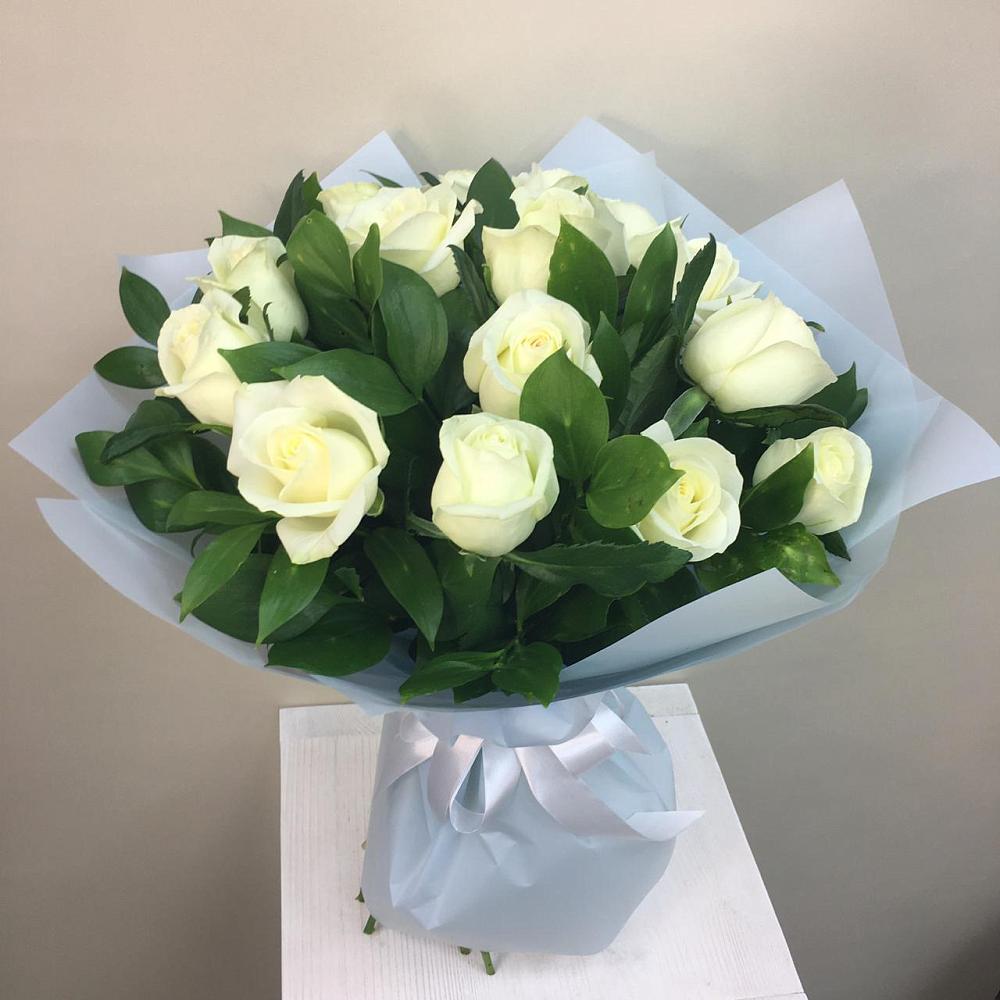Букет 15 Белых роз Проуд в Параньге