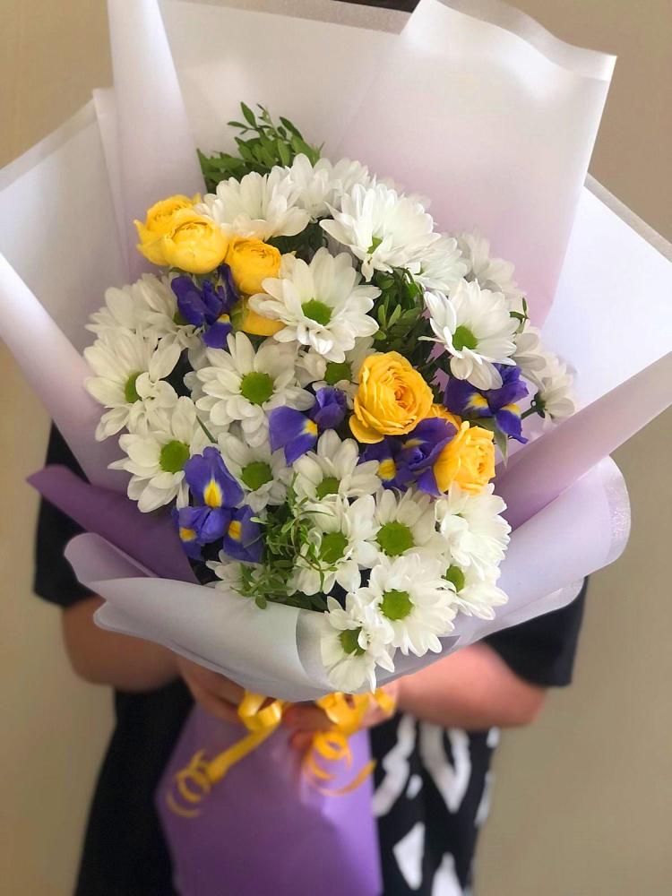 Букет цветов из: Ирисы, Хризантемы и Розы в Параньге