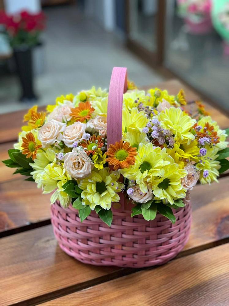 Цветочная композиция из Хризантемы и Розы в корзине в Параньге