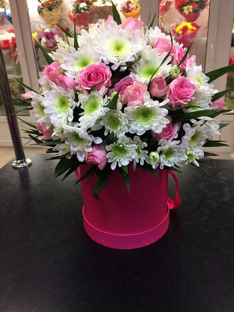 Цветочная композиция из Розы и Хризантемы в шляпной коробке в Параньге